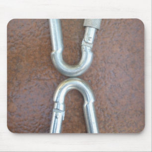 Eingeklemmt: Design der Stahlkarabiner-Verriegelun Mousepad