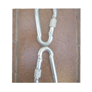 Eingeklemmt: Design der Stahlkarabiner-Verriegelun Notizblock