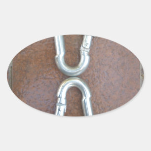 Eingeklemmt: Design der Stahlkarabiner-Verriegelun Ovaler Aufkleber