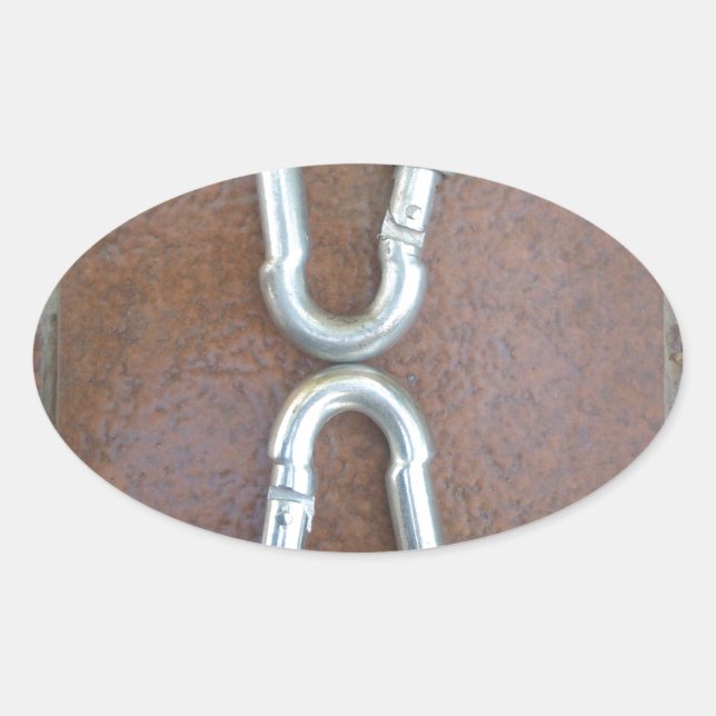 Eingeklemmt: Design der Stahlkarabiner-Verriegelun Ovaler Aufkleber (Vorderseite)