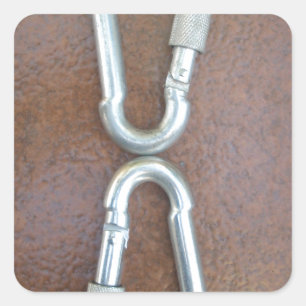 Eingeklemmt: Design der Stahlkarabiner-Verriegelun Quadratischer Aufkleber