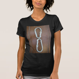 Eingeklemmt: Design der Stahlkarabiner-Verriegelun T-Shirt