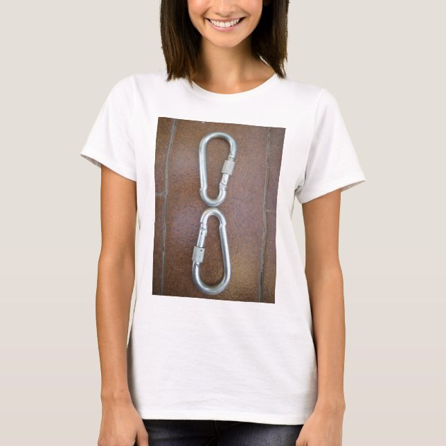 Eingeklemmt: Design der Stahlkarabiner-Verriegelun T-Shirt (Vorderseite)