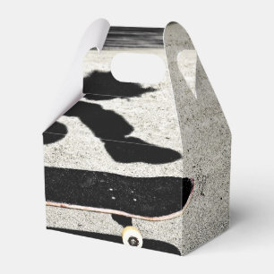 eingeklemmtes Skateboard Geschenkschachtel