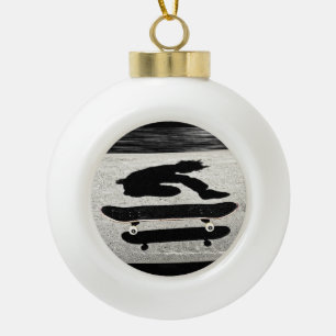 eingeklemmtes Skateboard Keramik Kugel-Ornament