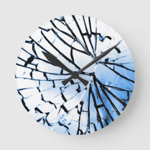 eingeschlagenes Fenster Runde Wanduhr