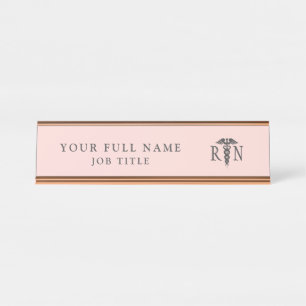 Eingetragene Krankenschwester Blush Pink Medical C Schreibtischnamensplakette