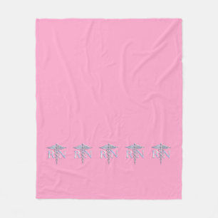 Eingetragene Krankenschwester RN Caduceus auf Pink Fleecedecke