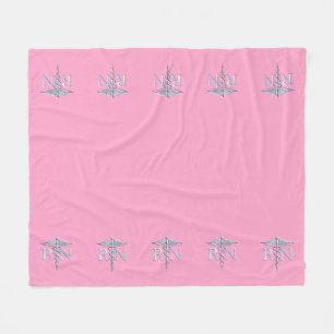 Eingetragene Krankenschwester RN Caduceus auf Pink Fleecedecke