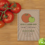 Einheimische Grown Red & Green Tomato Baby Shower  Einladung<br><div class="desc">Der Markt der rustikalen Bauern inspirierte ein geschlechtsneutrales Babyduschthema mit roter und grüner Tomate über dem Karottenbestand mit inspiriertem Hintergrund mit grün und schwarz.</div>