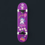 Einhorn auf Skateboard mit personalisierten Bildun<br><div class="desc">Unicorn auf Skateboard mit personalisierten Bildunterschriften Unicorn Personalisiert Skateboard KLICKEN Sie auf PERSONALISIEREN TEMPLATE OPTION UND geben Sie den Namen. Cooles Skateboard in lebhaften Farben und für den Hintergrund und ein funky Einhorn auf einem Skateboard. Dieses Skateboard ist eine tolle Geschenkidee für einen Einhornliebhaber.</div>