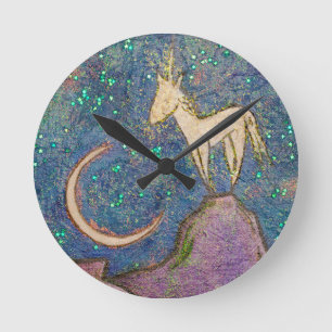 Einhorn gehockt auf einem Berg, der den Mond Runde Wanduhr