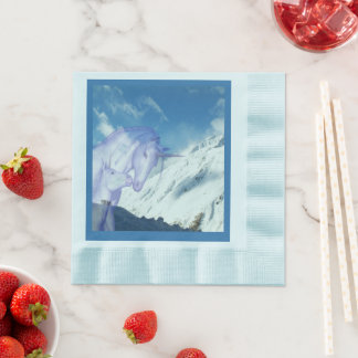 Einhorn im Schnee auf dem Berg Gerahmter Moment Serviette