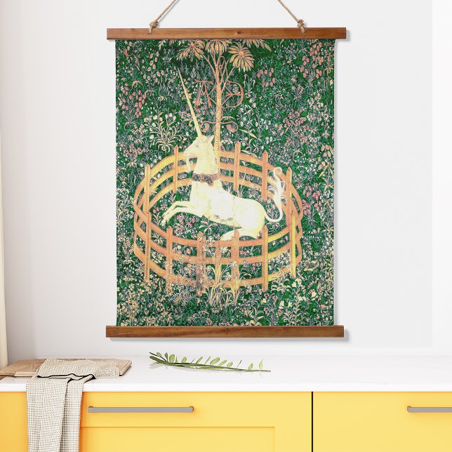Einhorn in Gefangenschaft Wandteppich Mit Holzrahmen (Von Creator hochgeladen)