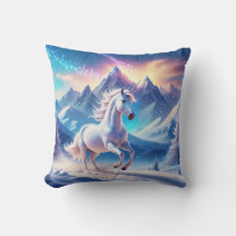 Einhorn in majestätischen, schneebedeckten Bergen