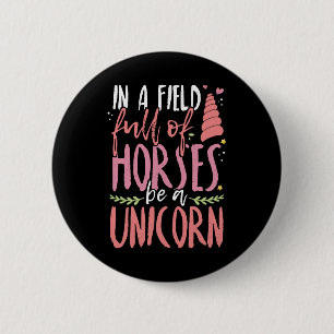 Einhorn Lover in einem Pferdefeld als Einhorn Button