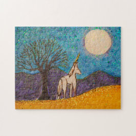 Einhorn mit Eichenbaum, der auf den Mond schaut