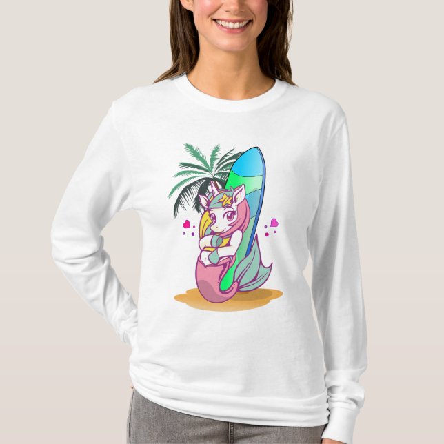 Einhorn mit Surfbrett am Strand T-Shirt (Vorderseite)