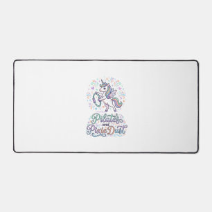 Einhorn Pilates und Feenstaub Weißer Hintergrund V Schreibtischunterlage