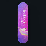Einhorn Rosa Lila Glitzer Glitzern Personalisiert Skateboard<br><div class="desc">Einfarbige Pink Lila Glitzer Glitzern Personalisiert Skateboard KLICKEN SIE AUF PERSONALISIEREN VORLAGE UND EINGABE Cooles Skateboard mit rosa und lila Imitaten Glitzer glitzern für den Hintergrund und eine hübsch weiße Einhornfläche auf links horizontalen Seite. Sie hat Regenbogenhaare und Blume und personalisiert mit dem Namen in weißen Kalligraphie Schrift Schriften Schriften....</div>