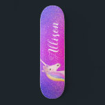 Einhorn Rosa Lila Glitzer Glitzern Personalisiert Skateboard<br><div class="desc">Einfarbige Pink Lila Glitzer Glitzern Personalisiert Skateboard KLICKEN SIE AUF PERSONALISIEREN VORLAGE UND EINGABE Cooles Skateboard mit rosa und lila Imitaten Glitzer glitzern für den Hintergrund und eine hübsch weiße Einhornfläche auf links horizontalen Seite. Sie hat Regenbogenhaare und Blume und personalisiert mit dem Namen in weißen Kalligraphie Schrift Schriften Schriften....</div>