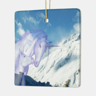 Einhorn-Tendermoment am schneebedeckten Berg Keramikornament