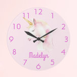 Einhornrosa Name Große Wanduhr<br><div class="desc">Weich rosa und niedliche Einhornfläche in Weiß und Rosa. Personalisieren und fügen Sie einen Namen,  rosa Buchstaben. Pinkfarbene Zahlen für die Uhr.</div>