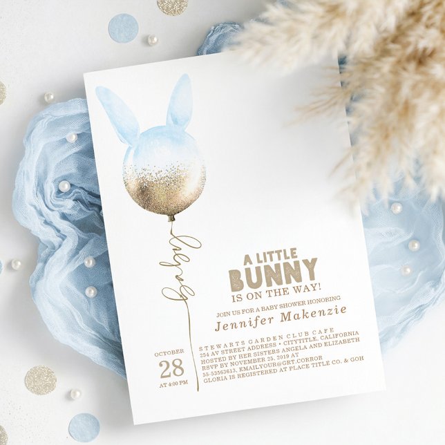 Einige Bunny Blue Balloon Elegante Spring Baby Dus Einladung (Bunny Themed Dusty Blue and Light Brown Baby Shower Invitations for Spring Celebration)