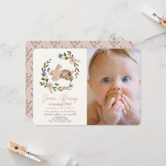 Einige Bunny Floral Wreath 1. Geburtstag Foto Einladung