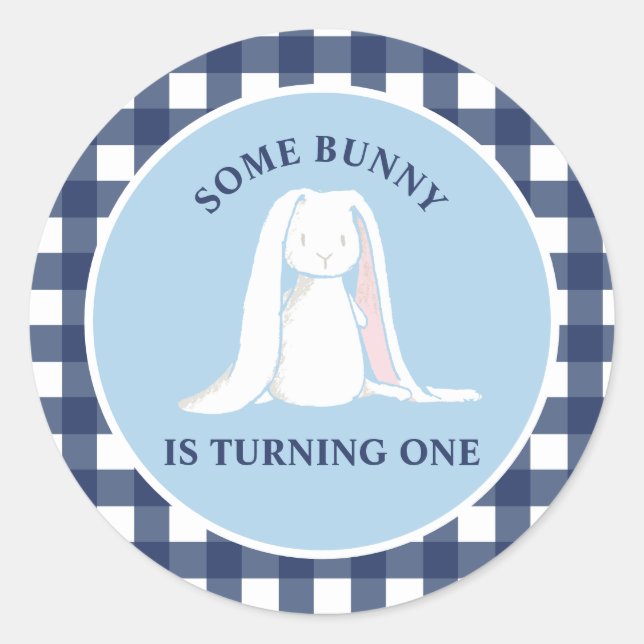 Einige Bunny ist One blue Gingham Birthday Runder Aufkleber (Vorderseite)