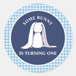 Einige Bunny ist One blue Gingham Birthday Runder Aufkleber
