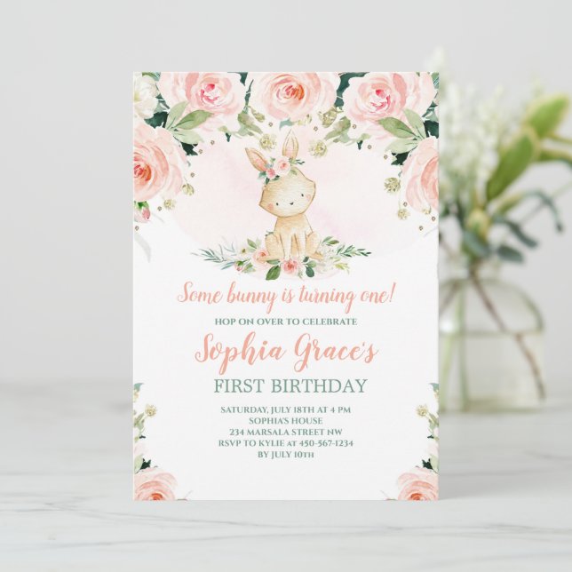 Einige Bunny ist One Pink Floral Rose 1. Geburtsta Einladung (Stehend Vorderseite)