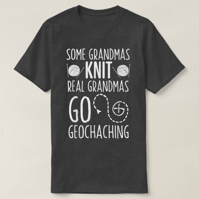 Einige Grandmas Strick Real Grandmas Go Geocaching T-Shirt (Design vorne)