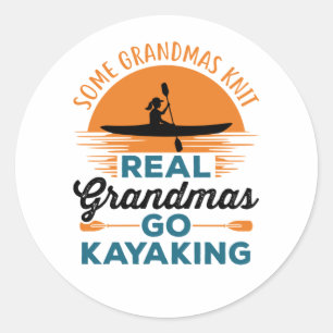 Einige Grandmas Strick Real Grandmas Go Kajak Runder Aufkleber