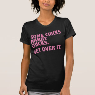 Einige Küken heiraten Küken. Erhalten Sie über  T-Shirt