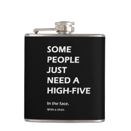 Einige Leute benötigen gerade hohen fünf Flachmann