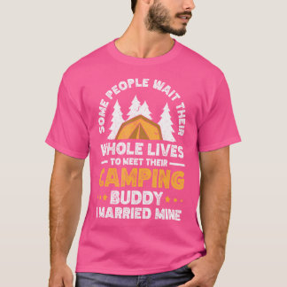 Einige Leute warten das ganze Leben, um ihr Campin T-Shirt