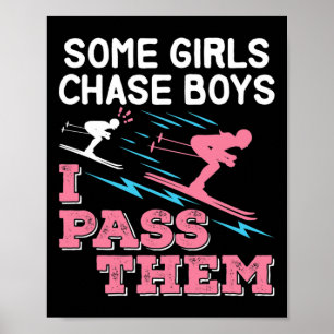 Einige Mädchen jagen Jungen, ich puste sie lustig  Poster