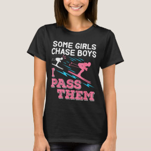 Einige Mädchen jagen Jungen Ski Skifahrerin Mädche T-Shirt