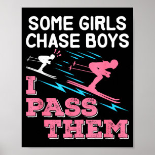 Einige Mädchen jagen Jungen vorbei Ski Skifahrerin Poster