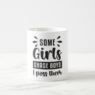 Einige Mädchen jagen Jungs, die ich am Schwimmbad  Kaffeetasse
