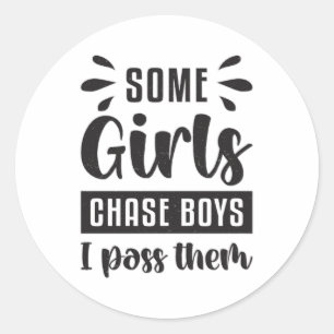 Einige Mädchen jagen Jungs, die ich am Schwimmbad  Runder Aufkleber