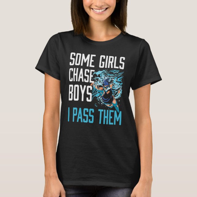 Einige Mädchen jagen Jungs, die ich ihnen schwimme T-Shirt (Vorderseite)