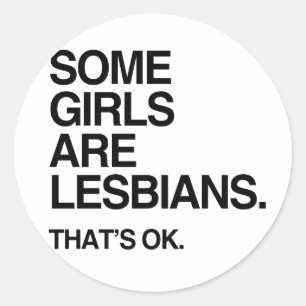 EINIGE MÄDCHEN SIND LESBIANER -.png Runder Aufkleber