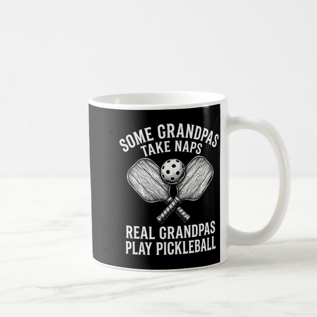 Einige Omas machen ein Nickerchen, richtige Omas s Kaffeetasse (Rechts)