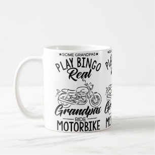 Einige Omas spielen Bingo, echte Omas fahren Motor Kaffeetasse