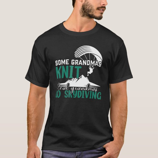 Einige Omas stricken, echte Omas gehen Springen T-Shirt (Vorderseite)