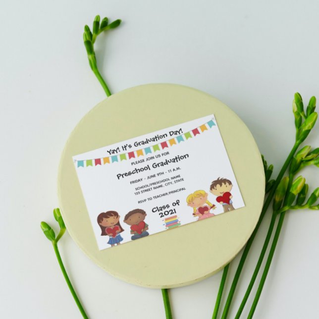 Einladung des Abschlusses vor der Schule (Von Creator hochgeladen)