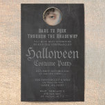 Einladung des Erwachsenen-Halloween-Party Flyer<br><div class="desc">Einzigartiges Halbpensionat eines Vinatge-Gemäldes,  in einem Kreis gerahmt</div>