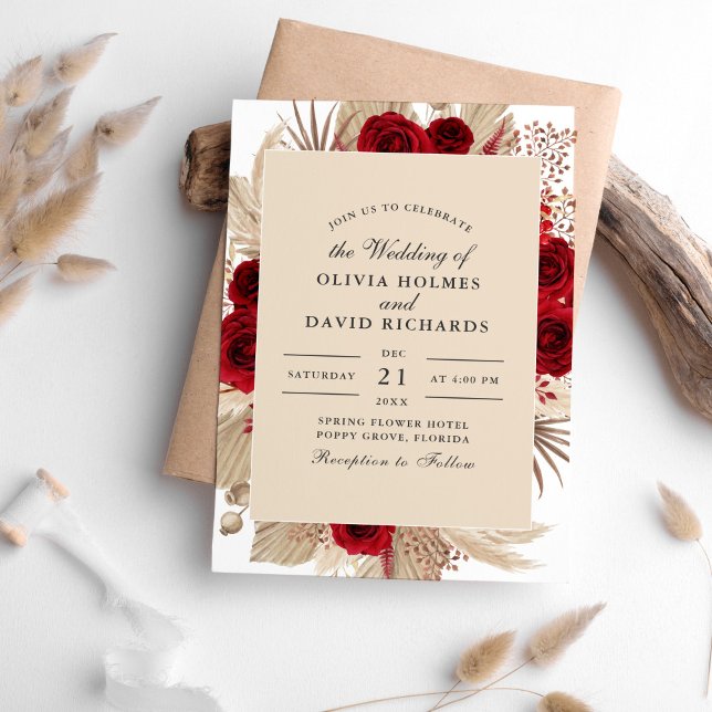 Einladung von Burgunder Rose und Pampas Grass Hoch (Burgundy Roses and Pampas Grass Wedding Invitation on a white table sorrounded with dry palm leaves.)
